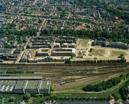 85189 Luchtfoto van het terrein van het afgebroken Academisch Ziekenhuis (Catharijnesingel 101) te Utrecht, uit het ...
